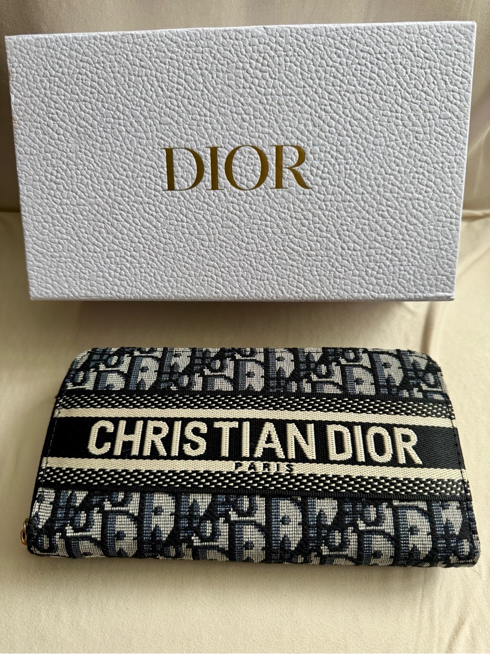 Elegant Blue and White Jacquard Zip Wallet